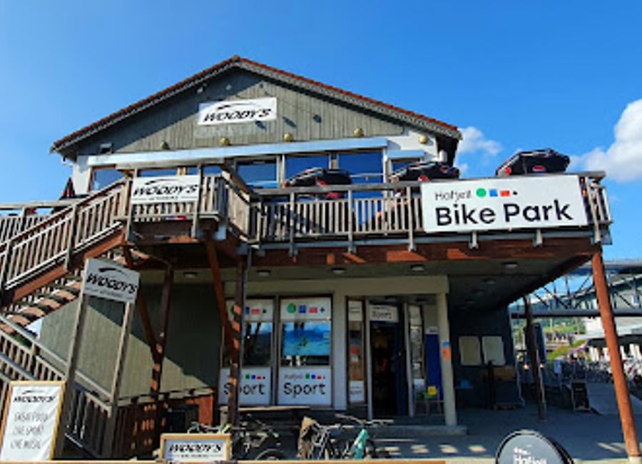 Experience the vibrant atmosphere of Woody's Bar AS in Øyer, where live music and local culture come alive every night.