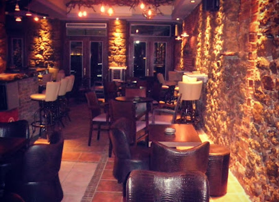 Discover the cozy charm of Zenith Cafe Bar in Kalampaka, where delicious drinks meet stunning views of Meteora.