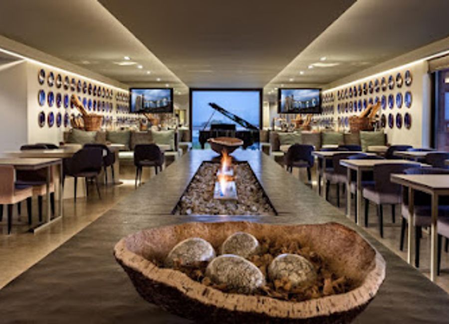 Experience the charm of Évora at Avista Bar, where stunning views and delightful cocktails create the perfect retreat for tourists.