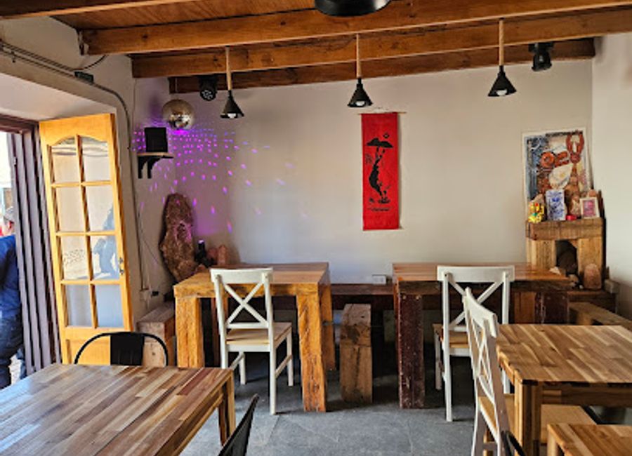 Experience the culinary delights of San Pedro de Atacama at Rincón de Sal, renowned for its delicious pizzas and gourmet hamburgers.