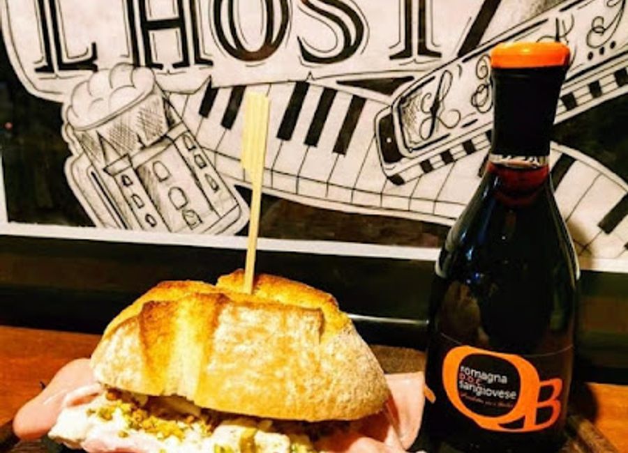 Discover L'HOST in Urbino: A cozy bar offering an exquisite selection of local wines and craft beers in a vibrant atmosphere.