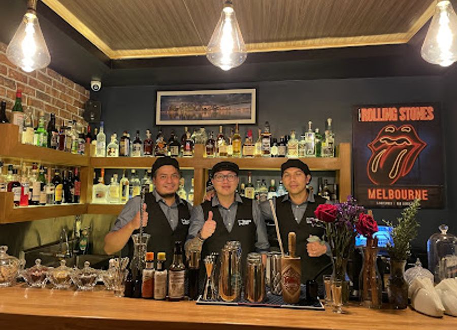 Discover the exquisite craft cocktails at Black Cat Bar Cusco, where local flavors meet a vibrant atmosphere in the heart of the city.