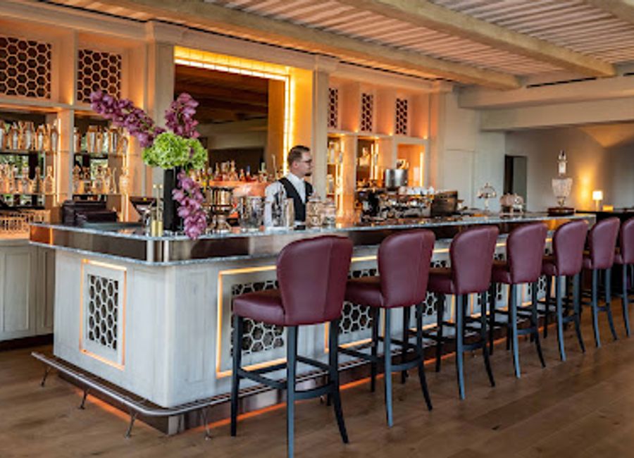 Discover the enchanting Bar Coquillade in Gargas, where exquisite drinks and a charming ambiance create the perfect retreat for every traveler.