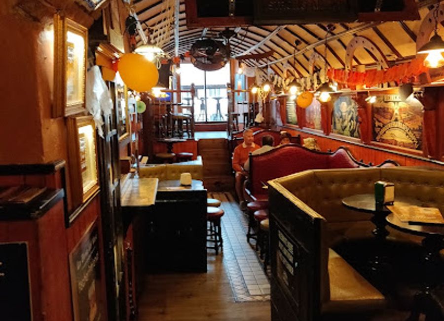 Experience the vibrant nightlife of Siena at San Paolo Pub, where great food and a wide selection of beers await in a charming atmosphere.