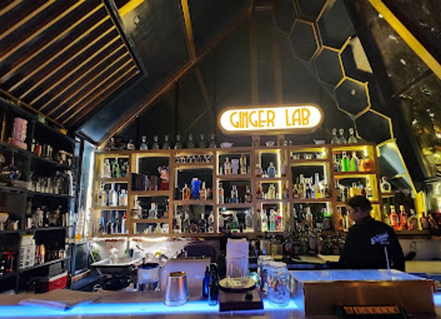 Discover a vibrant cocktail bar in San Cristóbal de las Casas, offering unique drinks and delicious pizza in a lively atmosphere.