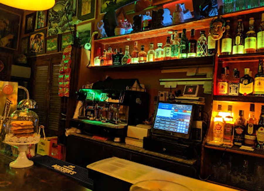 Discover the essence of Seville's nightlife at The Gintonería, a bar dedicated to gin lovers, offering an exquisite selection and a vibrant atmosphere.