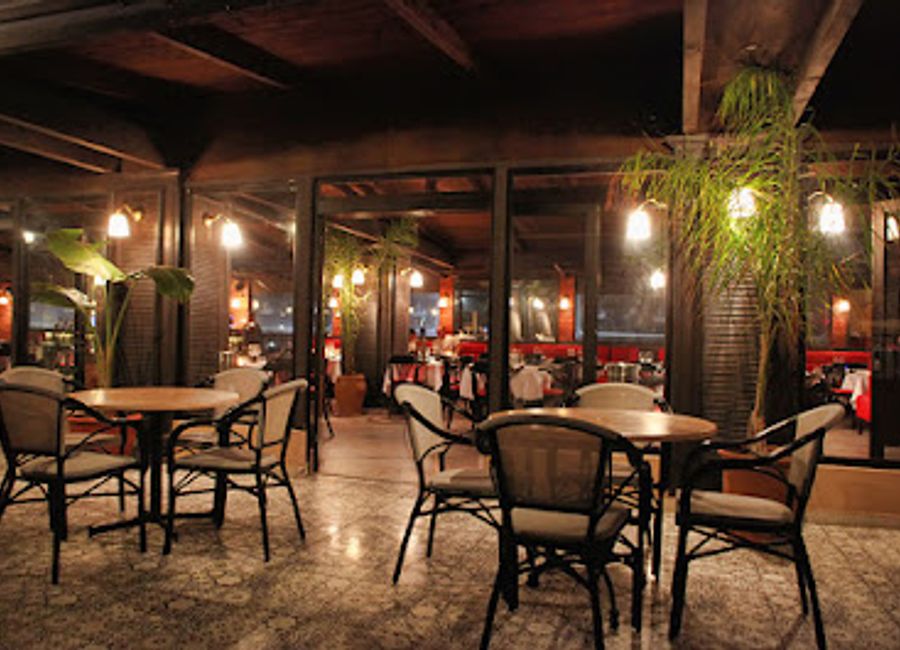 Experience the fusion of French cuisine and Moroccan charm at Le Relais, a vibrant restaurant in Essaouira with live music and delightful tapas.