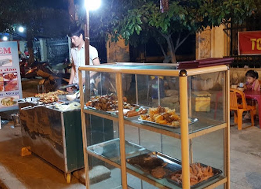 Discover the charm of Quán Nhỏ Em, a cozy brewpub in Quang Binh, Vietnam, offering craft beers and authentic local cuisine for a unique dining experience.