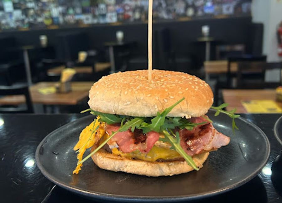 Discover SamBar Snack-Bar: A must-visit cocktail bar in Guimarães for refreshing drinks and a vibrant atmosphere.