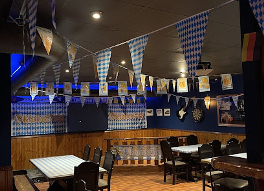 Discover the vibrant atmosphere of Radlaren Pub in Jørpeland, where great drinks, delicious food, and live entertainment await every visitor.