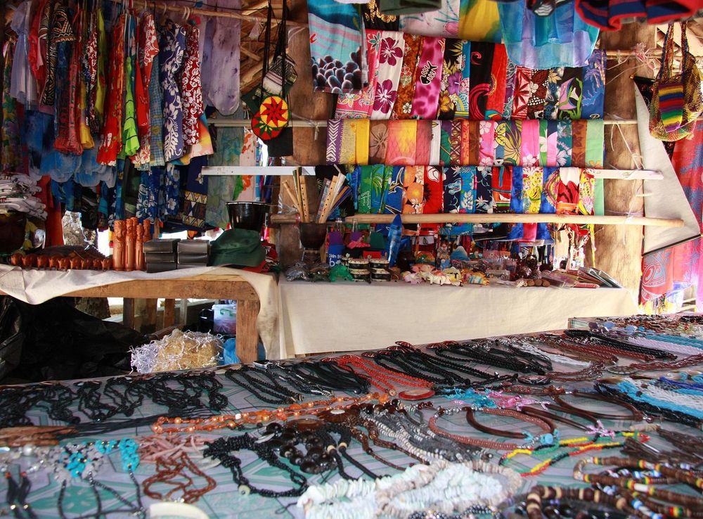 File:Handicraft market, Port Vila, Vanuatu 2009. Photo- Cindy Wiryakusuma,  AusAID (10700004696).jpg - Wikimedia Commons