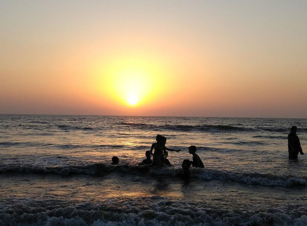 File:Juhu Beach, Mumbai sunset in October 2017.jpg - Wikimedia Commons