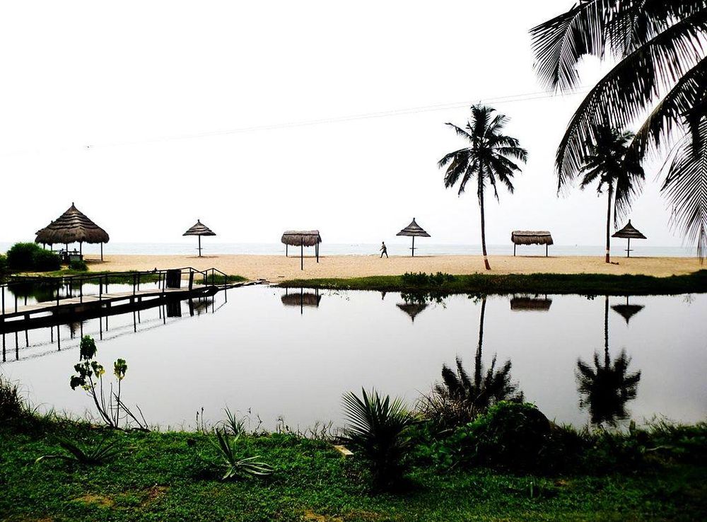 File:Busua - Seashore, Western region, Ghana.jpg - Wikimedia Commons