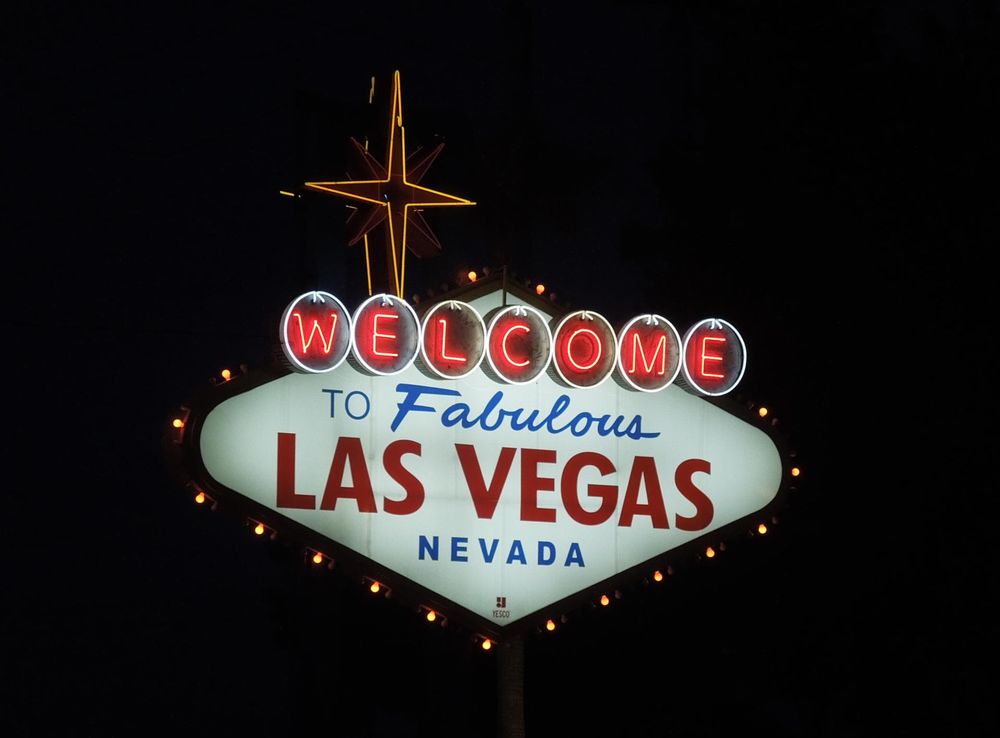 File:Las Vegas Sign at Night.JPG - Wikimedia Commons
