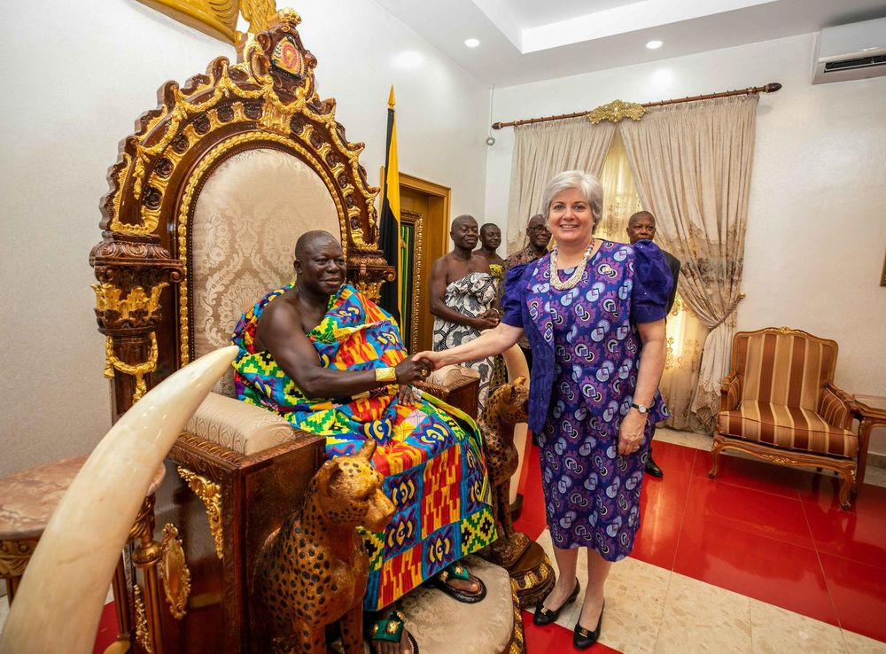 File:Manhyia Palace Ambassador Sullivan Kumasi Tour 3.jpg - Wikimedia  Commons