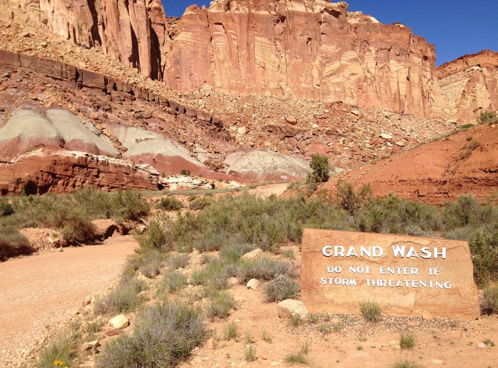 File:2013-09-23 14 52 09 Warning sign at the entrance to Grand Wash in Capitol  Reef National Park.JPG - Wikimedia Commons