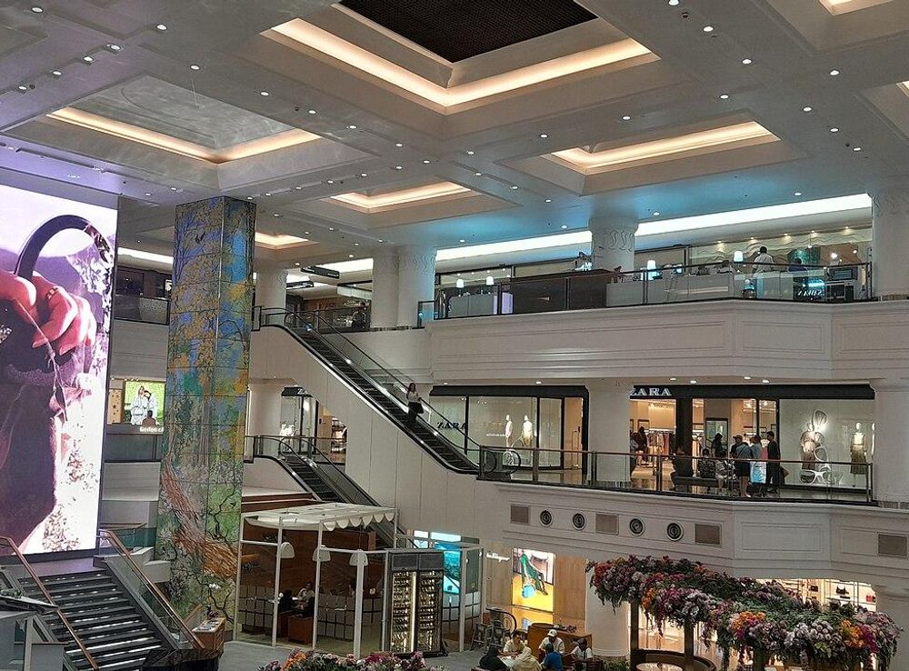 Berkas:Interior of Plaza Indonesia.jpg - Wikipedia bahasa Indonesia,  ensiklopedia bebas