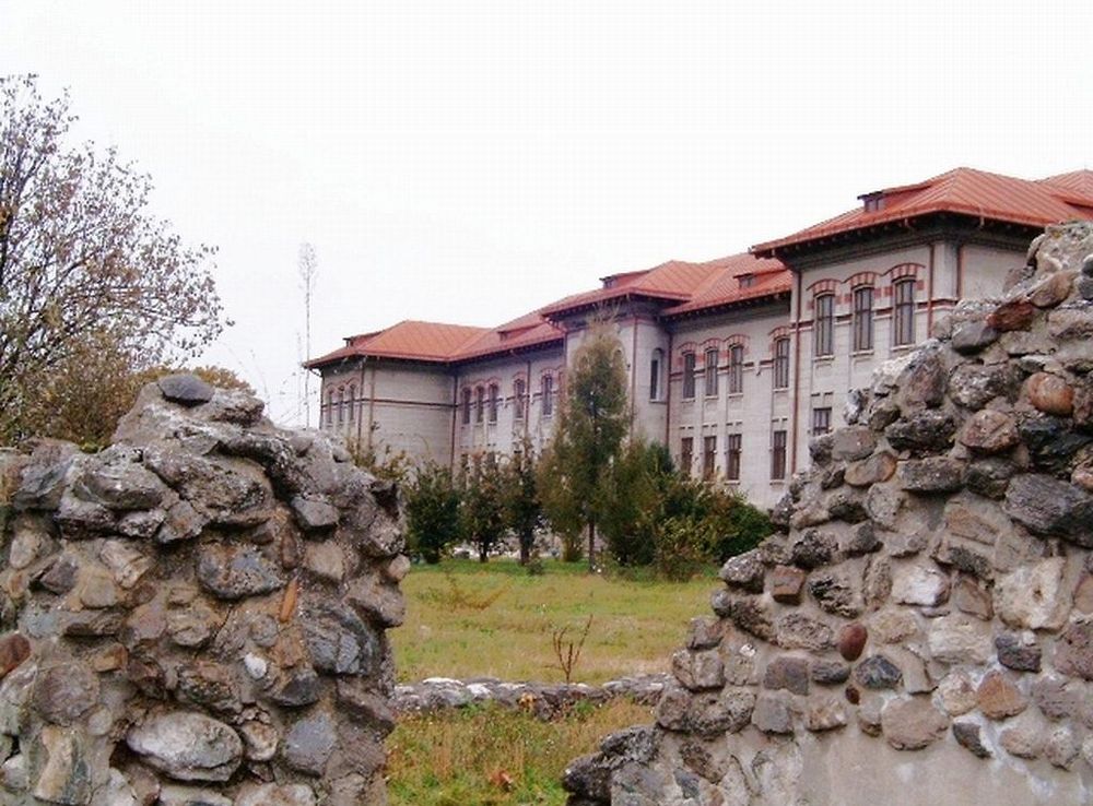 File:Muzeul Portile de Fier si castrul roman-Drobeta Turnu Severin,  Mehedinti, Romania.JPG - Wikimedia Commons