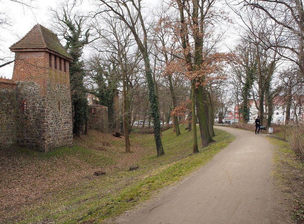 File:Neubrandenburg Wiekhaus Wall.JPG - Wikimedia Commons