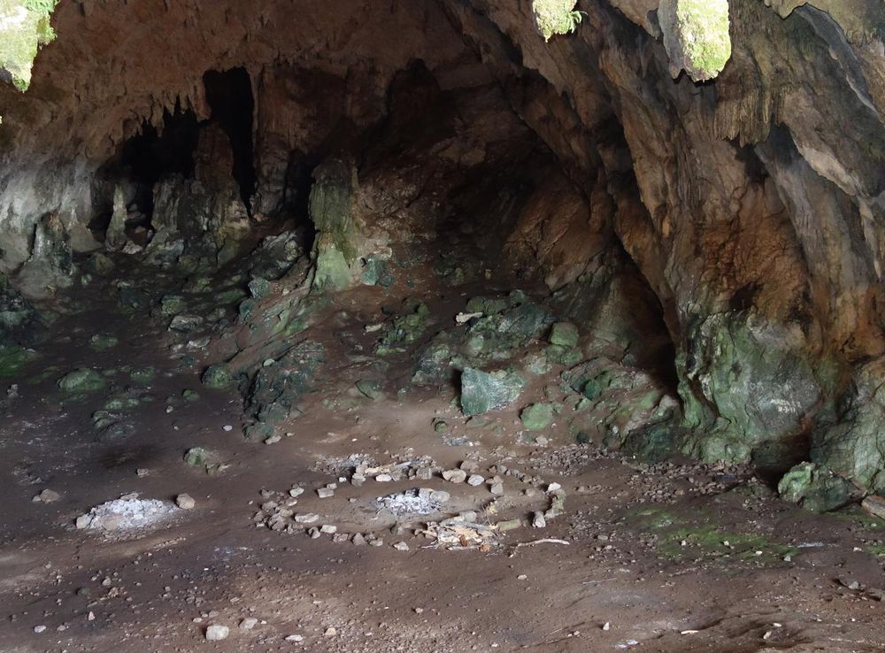 Archivo:Corykian Cave, interior aspect from cave entrance.JPG - Wikipedia,  la enciclopedia libre