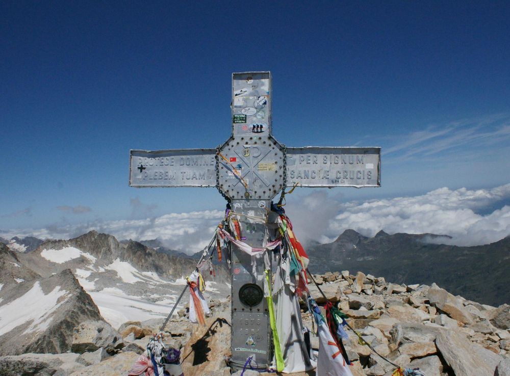 File:Aneto Peak cross North.JPG - Wikimedia Commons