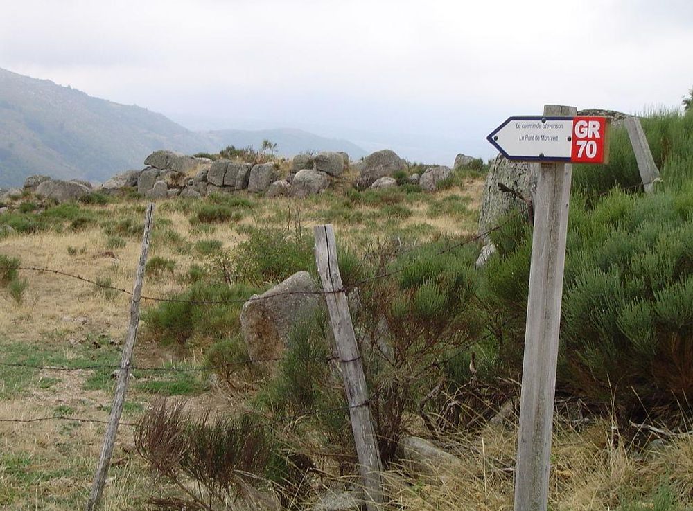 File:Le chemin de Stevenson descend du Mont Lozère vers  Pont-de-Montvert.JPG - Wikimedia Commons