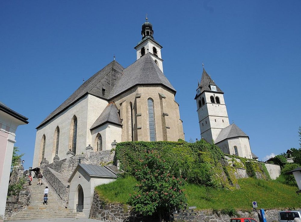 File:Pfarrkirche Zum Heiligen Andreas und Liebfrauenkirche in Kitzbühel  2.JPG - Wikimedia Commons