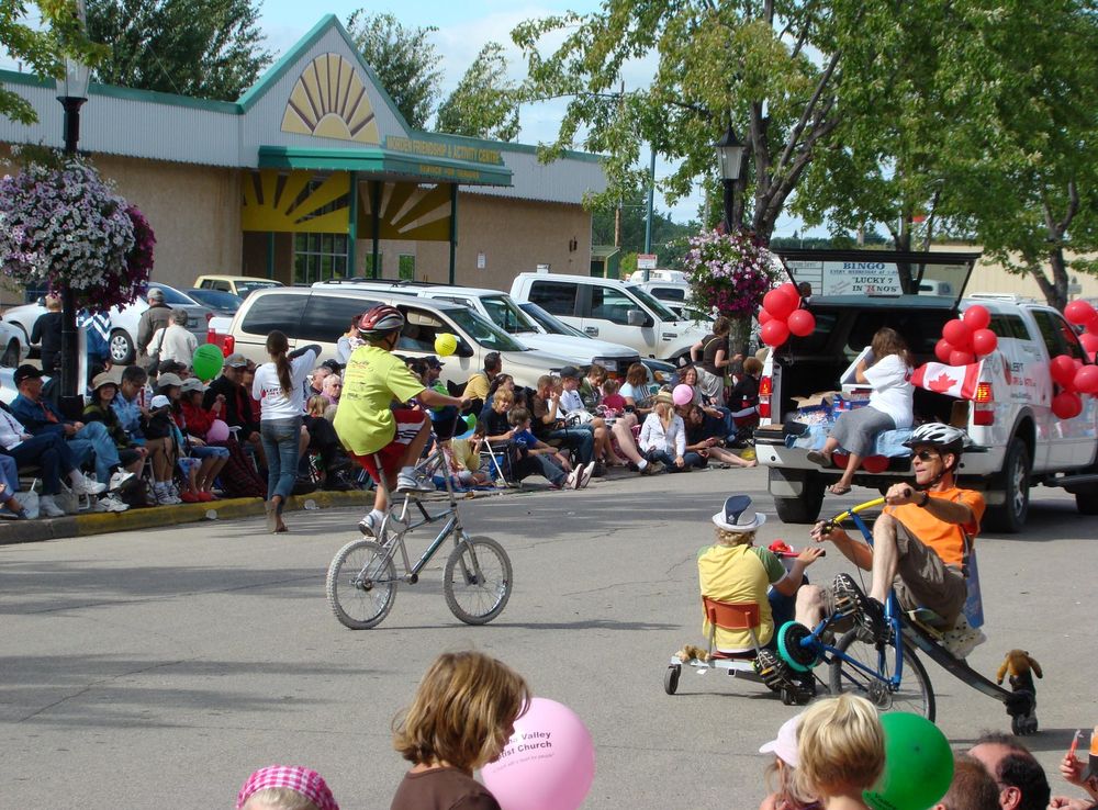 File:Festival parade in Apple and Corn Festival Morden Manitoba Canada  (4).JPG - Wikimedia Commons