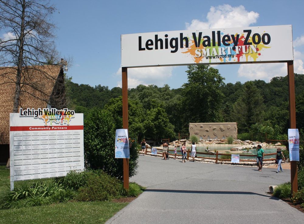 File:Lehigh Valley Zoo entrance gate 02.JPG - Wikimedia Commons