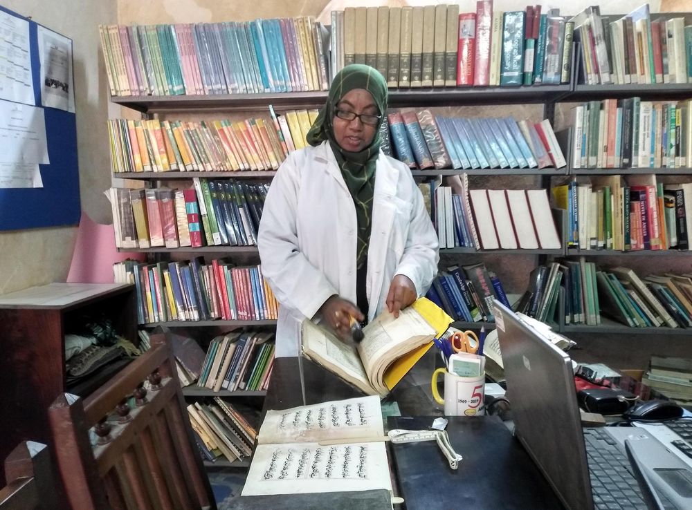 Archivo:Lamu Fort Librarian.jpg - Wikipedia, la enciclopedia libre
