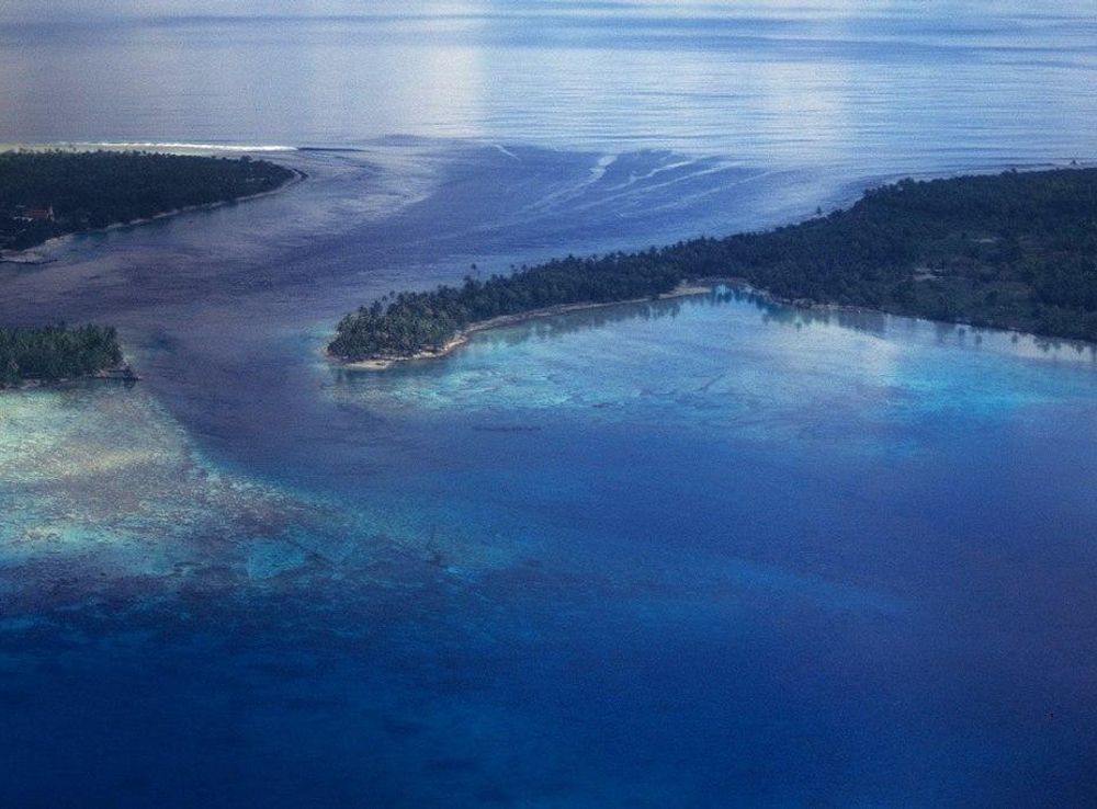 File:Entrance to the lagoon of Rangiroa Atoll in the Tuamotu Archipelago of  French Polynesia. (35115394304).jpg - Wikimedia Commons