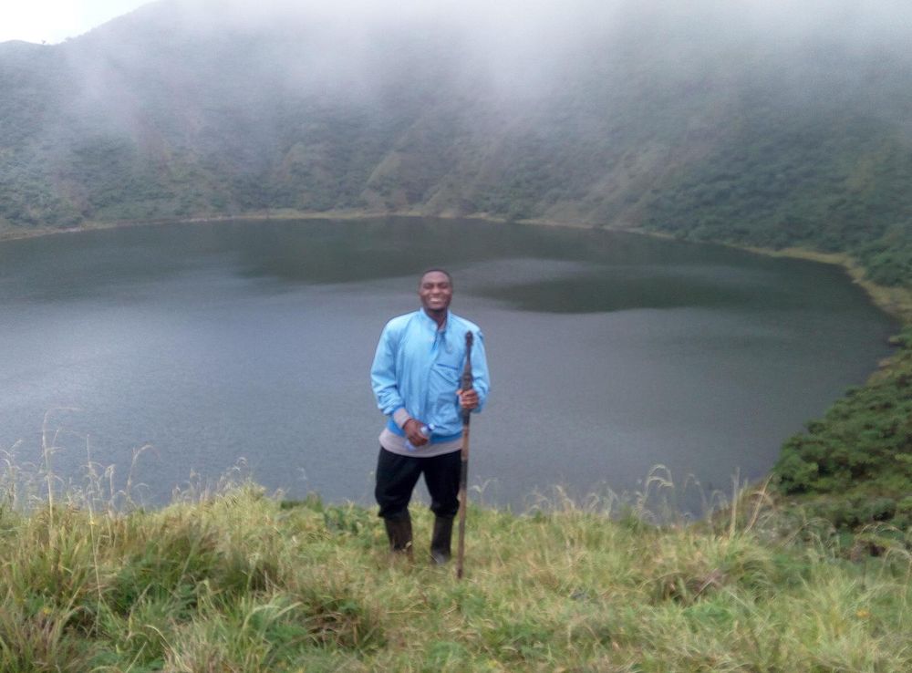 File:Crater lake at the top of Bisoke volcano in Rwanda.jpg - Wikimedia  Commons