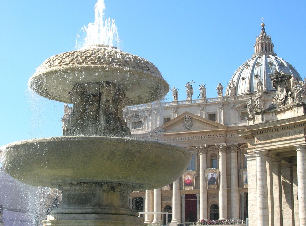 File:Bernini fountain at St. Peter's.JPG - Wikimedia Commons