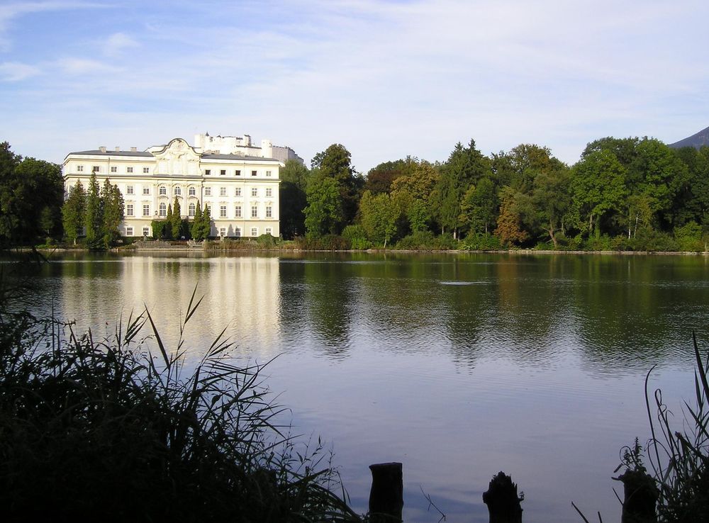 File:Schloss Leopoldskron and the Leopoldskroner Weiher in Salzburg.JPG -  Wikimedia Commons