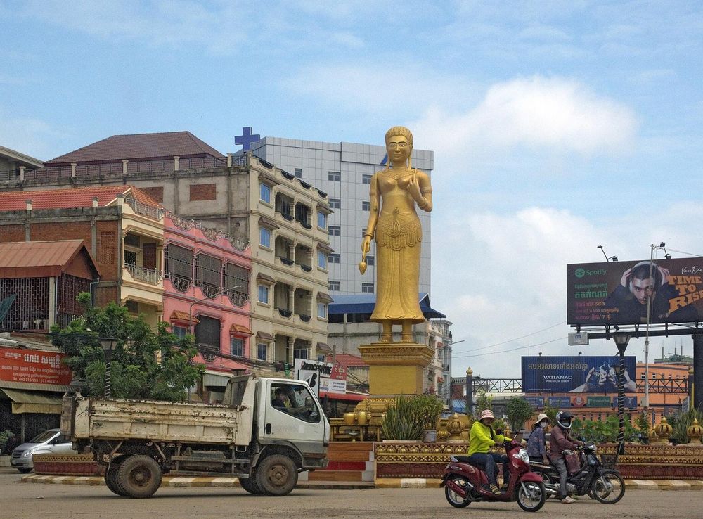 File:2022.09-517-033atp1 statue,roundabout Serei Saophoan=Sisophon(Banteay  Meanchey Prv),KH fri09sep2022-0933h.jpg - Wikimedia Commons