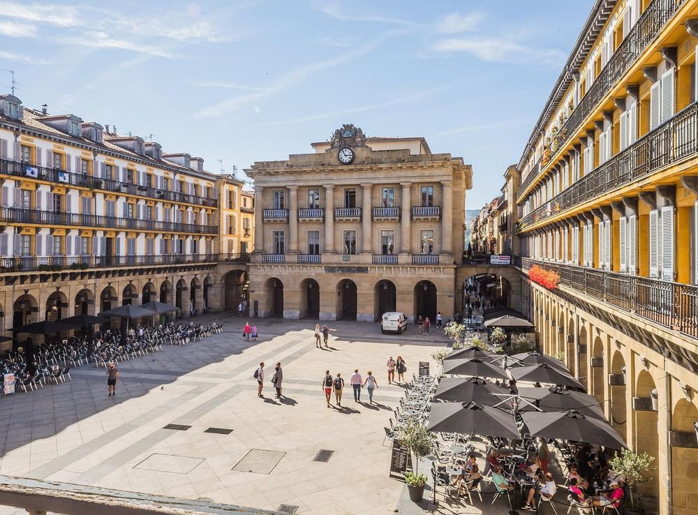 Archivo:Konstituzio plaza 02.jpg - Wikipedia, la enciclopedia libre