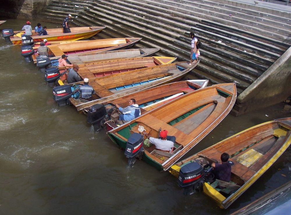 File:Boats Beside the Brunei river.jpg - Wikimedia Commons