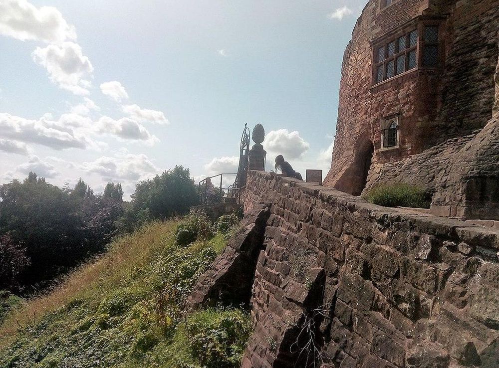 File:View of the mote on which Tamworth Castle stands and its surrounding  walls.jpg - Wikimedia Commons