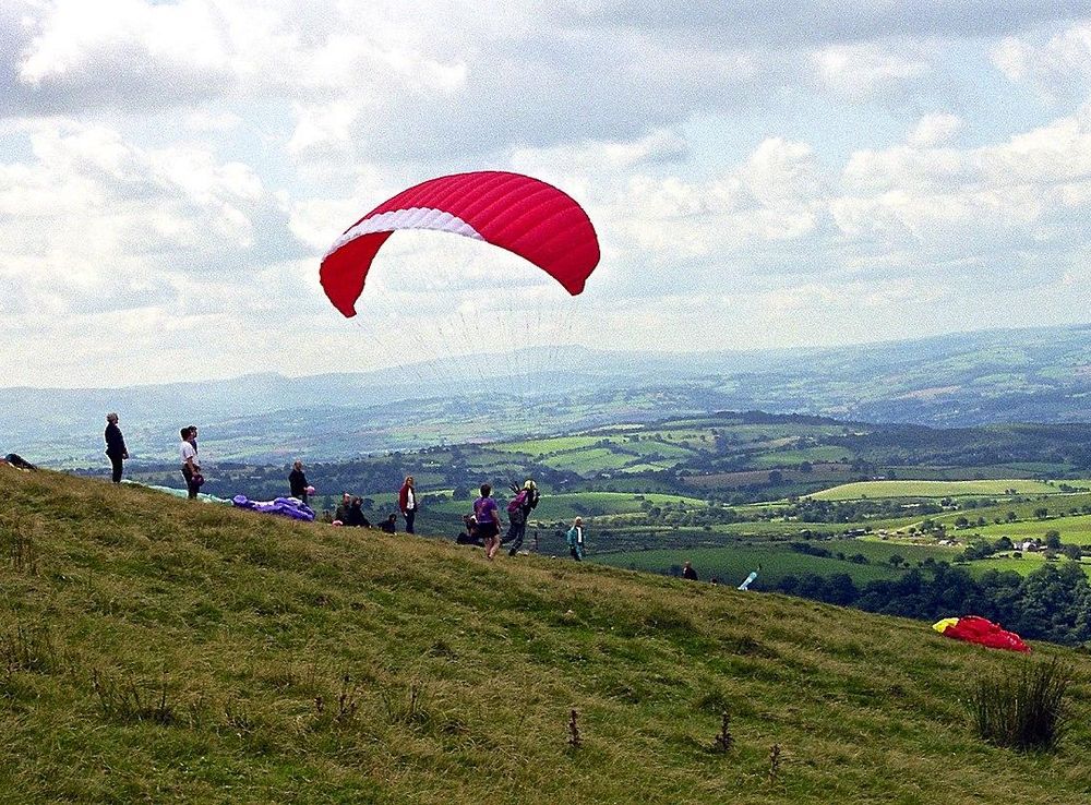 File:Enjoying the up-draught along Hay Bluff.jpg - Wikimedia Commons
