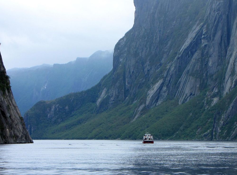 File:Western Brook Pond, by boat.jpg - Wikimedia Commons