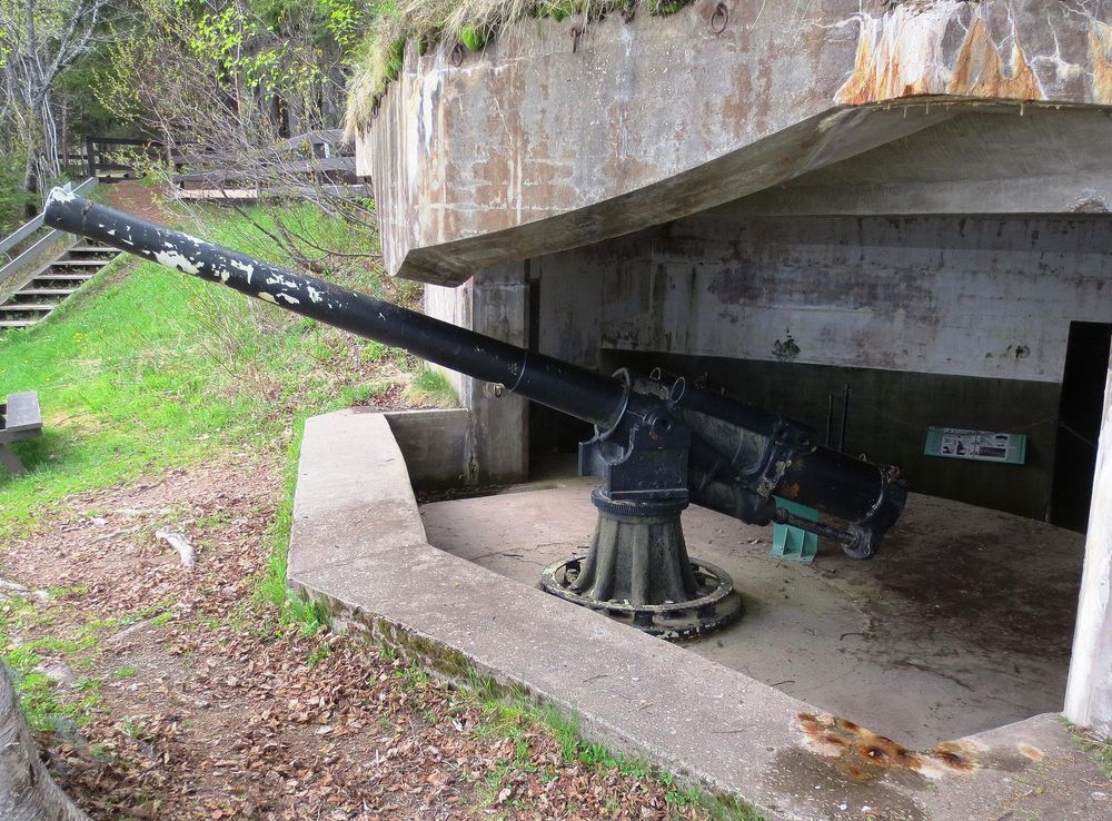 File:Ordnance QF 4.7-inch gun, Gaspé, Fort Peninsula, Forillon National Park,  Quebec (4).JPG - Wikimedia Commons