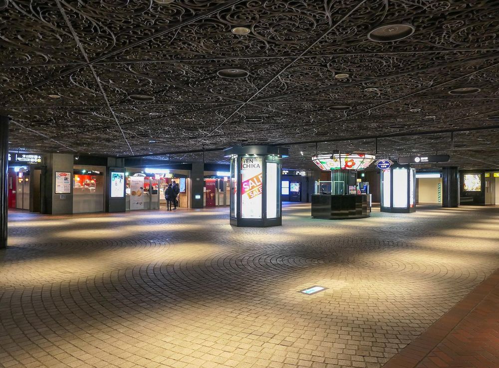 File:Tenjin-underground-mall.jpg - Wikimedia Commons