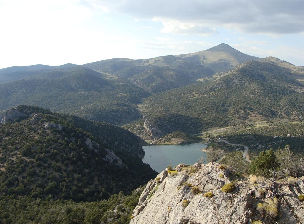 File:Cavelakeoverlook.JPG - Wikimedia Commons