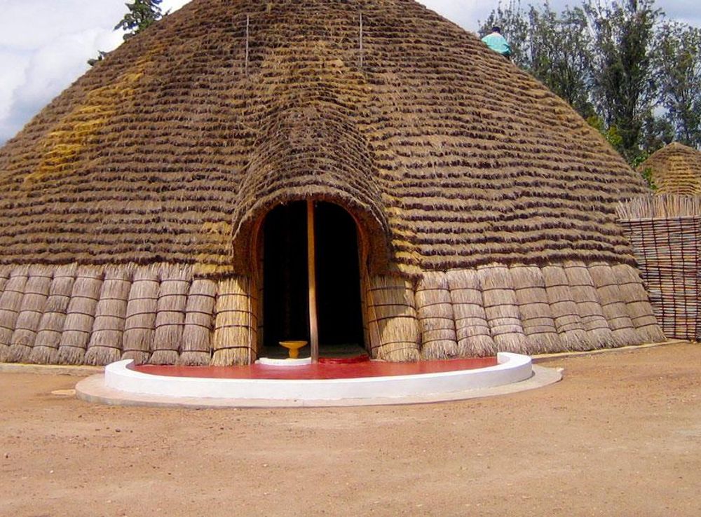 Dosiye:Nyanza-Mwami-Kings-Palace-Rwanda.jpg - Wikipedia