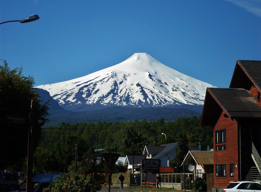 File:Volcan villarica desde la ciudad de pucon.JPG - Wikimedia Commons