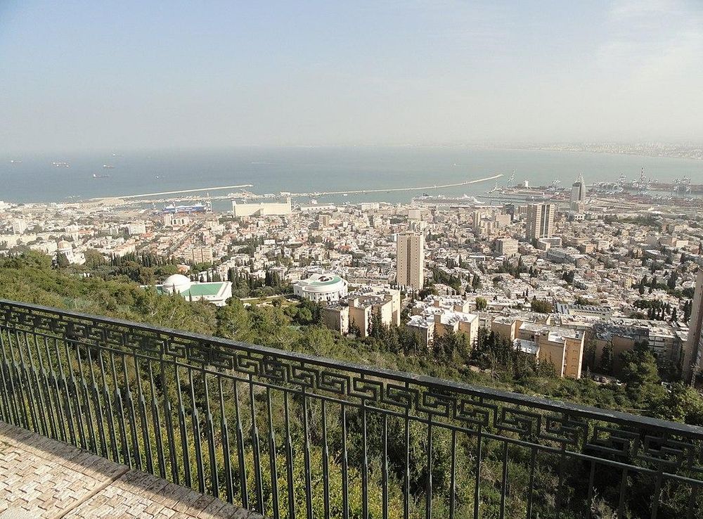 File:Yefe Nof - promenade Louis - vue sur la baie d'Haifa-1.JPG - Wikimedia  Commons