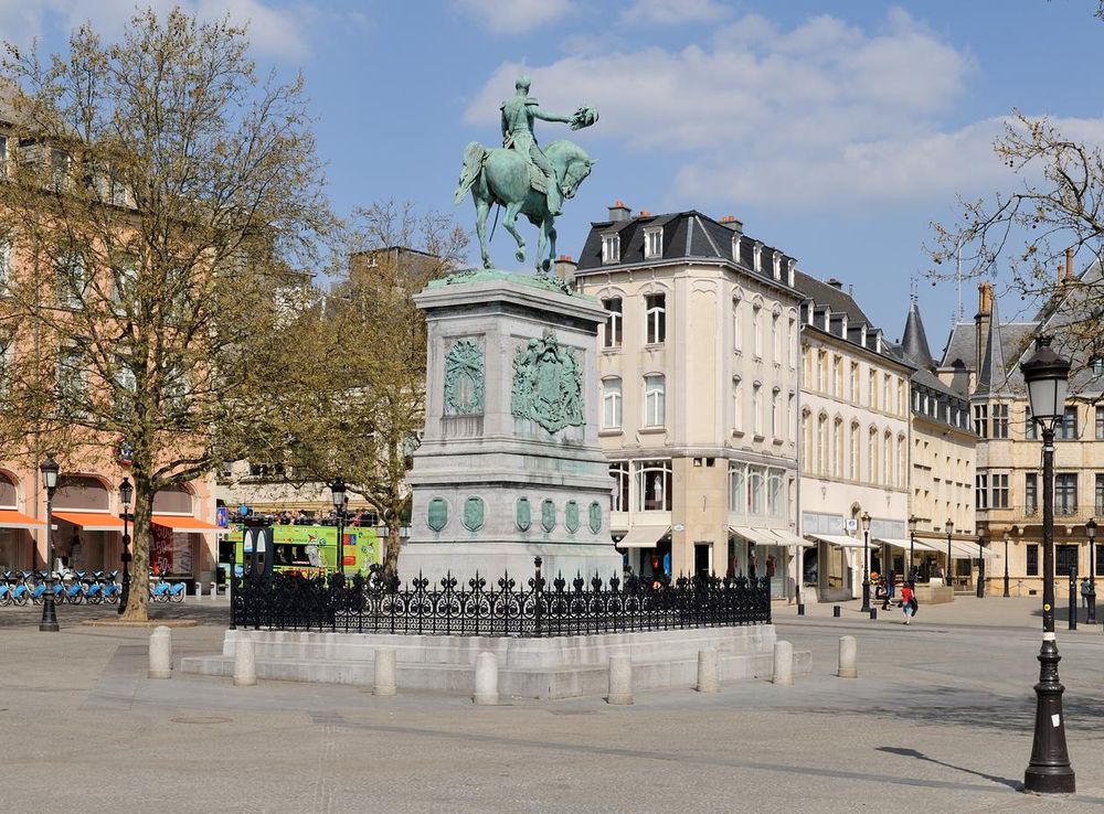 File:Luxembourg pl Guillaume II vers rue de la Reine.jpg - Wikimedia Commons