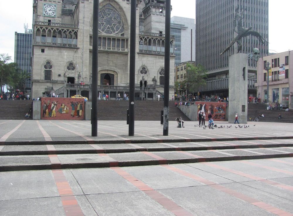 File:PLAZA DE BOLÍVAR DE MANIZALES.JPG - Wikimedia Commons