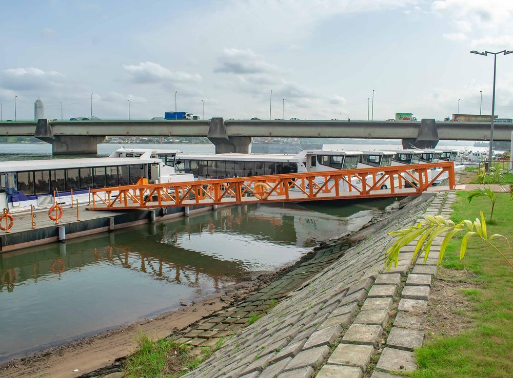 File:Le ponton et le pont.jpg - Wikimedia Commons