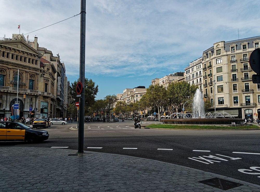 File:Barcelona - Passeig de Gràcia - View NW II.jpg - Wikimedia Commons
